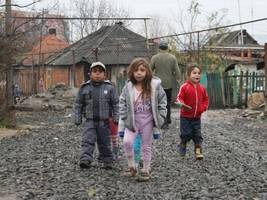 [Translate to English:] Otroci Romi v blatnem naselju