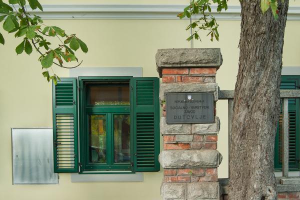 Kljub vztrajnim opozorilom v posebnih SVZ-jih varovani oddelki še prezasedeni