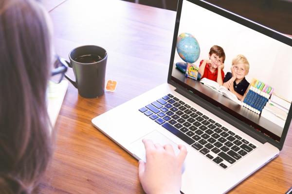 Kako ocenjevati učence, ki se izobražujejo na daljavo zaradi nestrinjanja staršev s samotestiranjem 