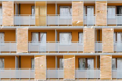 Ni povezave med opravljanjem dela po pogodbi o zaposlitvi in grožnjo širjenja covida-19