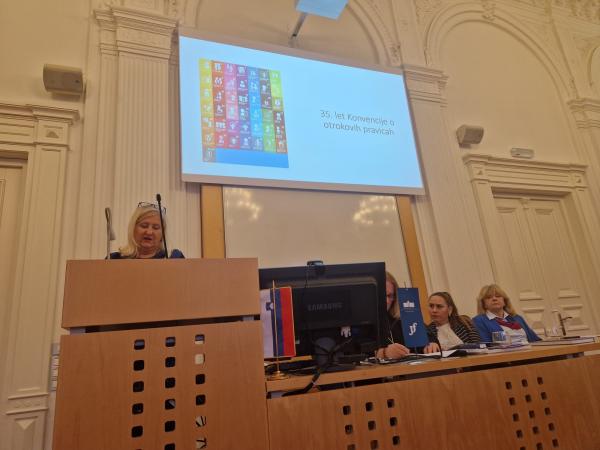 Varuh človekovih pravic na mednarodni konferenci o pravicah otrok v trajnostnem in digitalnem okolju v Mariboru