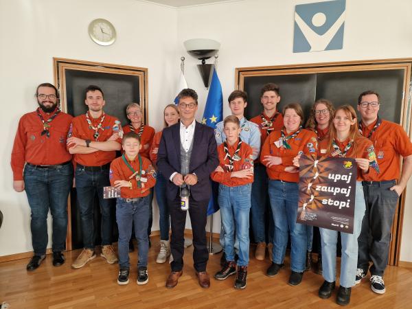 Scouts once more dedicate the Light of Peace at the Ombudsman's