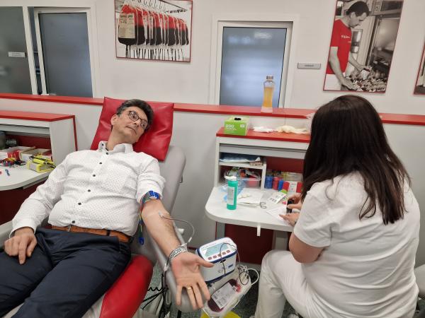 The Ombudsman donating blood with his co-workers for greater solidarity in society 