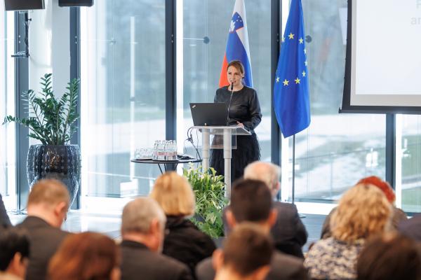 Namestnica varuha na posvetu predstavila ugotovitve Varuha glede dostopnosti ambulant