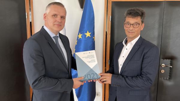 Ombudsman submits annual report for 2021 to infrastructure minister