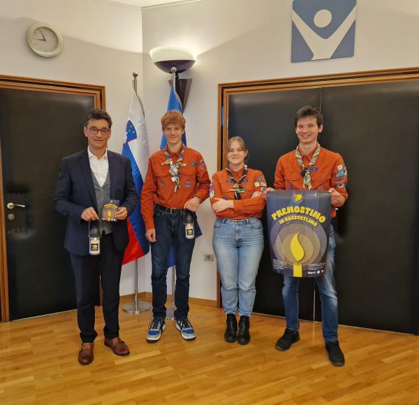 Varuh sprejel Luč miru iz Betlehema