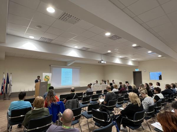 Varuh poudarja pomen spoštovanja človekovih pravic pri delovanju in razvoju umetne inteligence