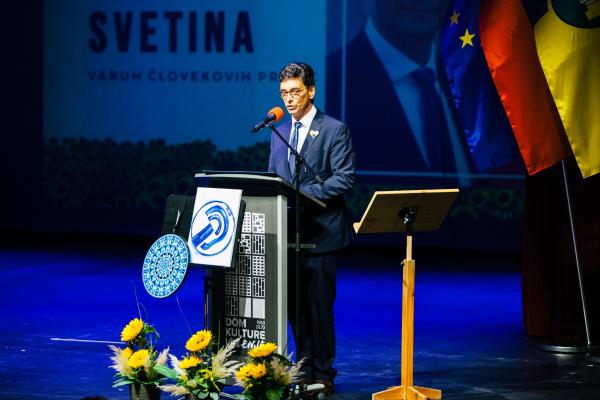 Zagotavljanje v ustavo vpisanih pravic gluhih in naglušnih v praksi je ključno