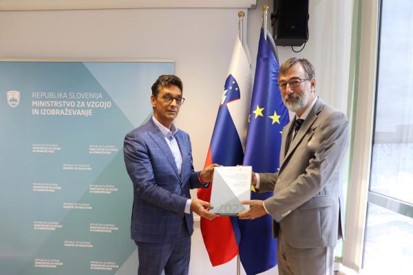 Varuh ministru za vzgojo in izobraževanje predal letno poročilo za leto 2022