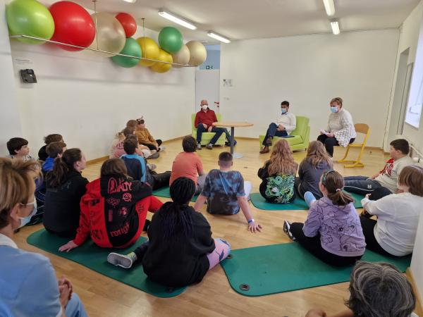 Peter Svetina in Peter Svetina pripovedovala zgodbe otrokom v Bolnišnici za otroke v Šentvidu pri Stični