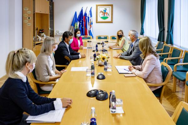 Varuh na delovnem obisku Pivke tudi o socialnih stiskah ljudi 