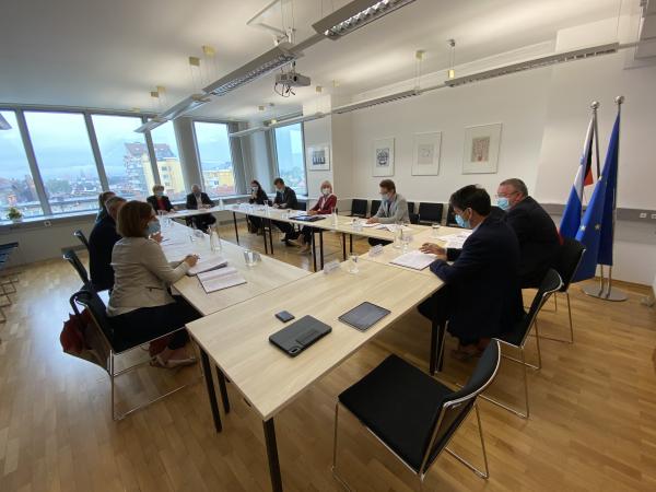 S pristojnimi ministri o nameščanju v psihiatrične bolnišnice in posebne SVZ-je