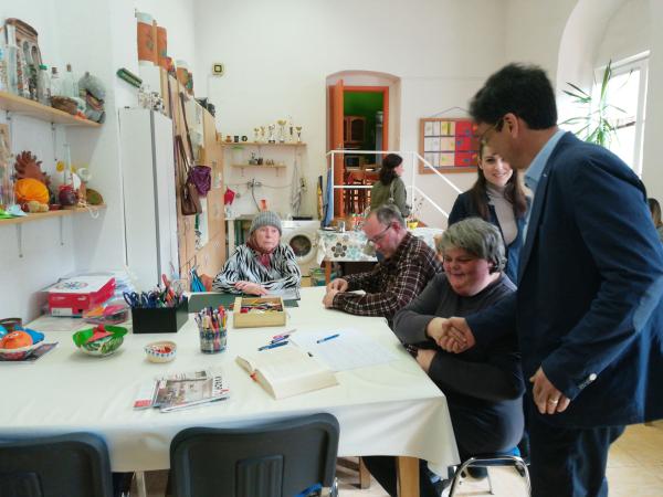 Varuh v Mariboru ugotavlja neenakost pri zagotavljanju storitev osebam s posebnimi potrebami