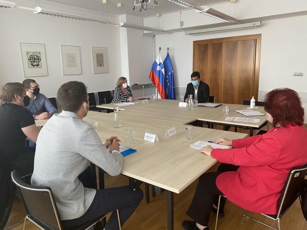 Varuh Svetina: »Epidemija pokazala, da nas le solidarnost in sodelovanje peljeta v pravo smer«. 