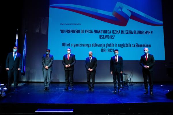 Varuh pozdravlja vpis znakovnega jezika v ustavo