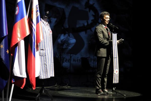 Ob mednarodnem dnevu spomina na žrtve holokavsta varuh Svetina nagovoril udeležence slovesnosti