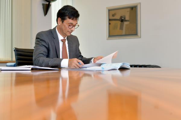 Prikaz nasprotnih dejstev v zvezi s člankom »Demokracija nastavlja ogledalo levičarjem«, tednik Demokracija