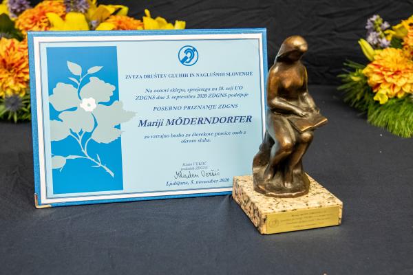 Ob svetovnem dnevu znakovnega jezika varuh izrekel zahvalo 'mami gluhih' Meri Möderndorfer