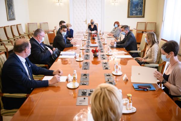 Varuh Svetina je predsedniku republike predstavil Letno poročilo za leto 2019