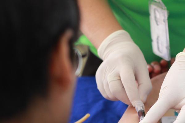 Varuh dosegel višje nadomestilo plače za za netestirane bolnike v stiku z obolelimi