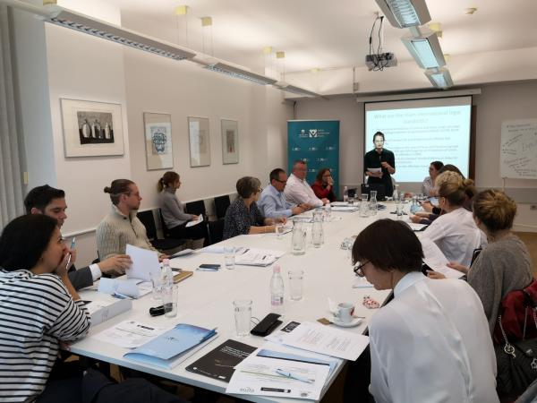 Pri Varuhu izobraževanje o nadzoru nad uporabo orožja in drugih prisilnih sredstev