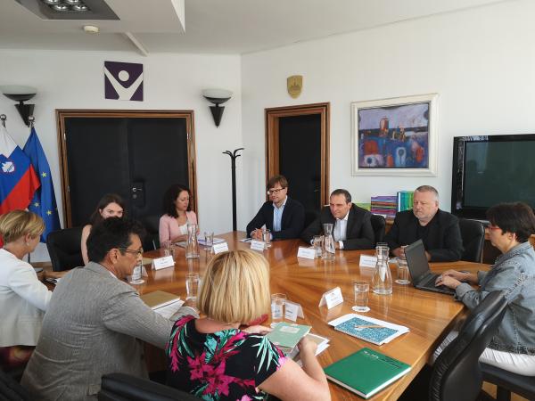 Varuh z vodstvom ZPIZ: »Na pravice invalidov ne smemo gledati le čez prizmo dajatev in storitev«