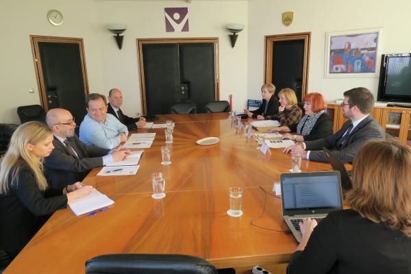 Varuhinja z ministrom za kulturo o prekarnih delavcih, zaščiti kulturne dediščine in medijski zakonodaji