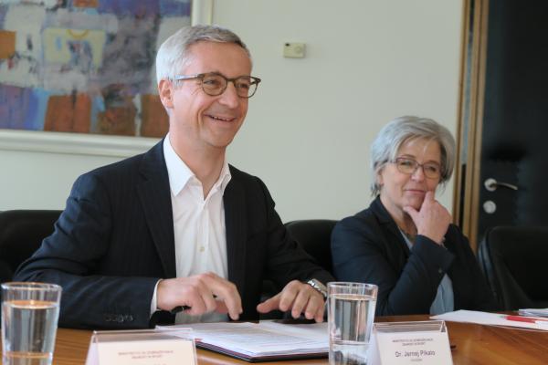 Varuhinja delovno z ministrom za izobraževanje, znanost, šolstvo in šport