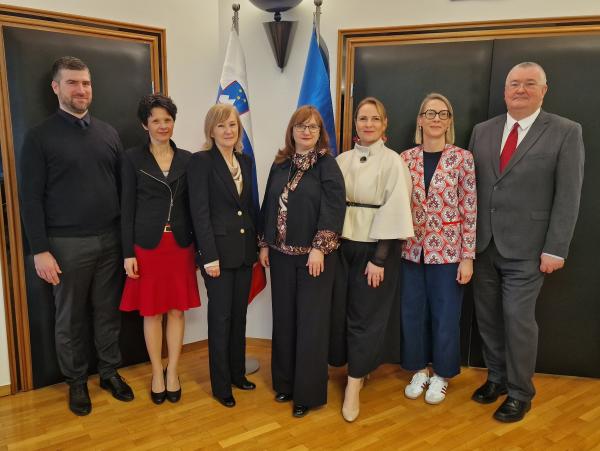 Vodstvo Varuha človekovih pravic. Od leve proti desni: namestnik varuhinje Miha Horvat, generalna sekretarka Tatjana Gu&scaron;tin, direktorica strokovne službe Martina Ocepek, varuhinja človekovih pravic dr. Simona Drenik Bavdek, namestnica varuhinje dr. Dijana Možina Zupanc, vodja kabineta Nina Omerza, namestnik varuhinje Ivan &Scaron;elih