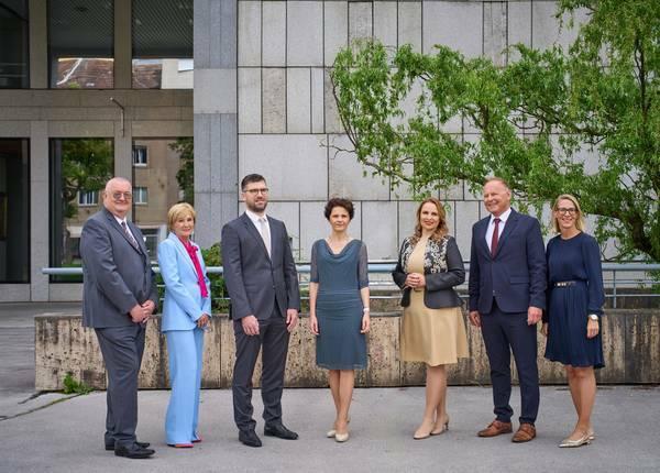 Od leve proti desni: namestnik varuha Ivan Šelih, direktorica strokovne službe Martina Ocepek, namestnik varuha Miha Horvat, generalna sekretarka Varuha Tatjana Guštin, namestnica varuha dr. Dijana Možina Zupanc, namestnik varuha dr. Jože Ruparčič in vodja kabineta Nina Omerza.