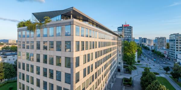 Pogled na stavbo v kateri je institucija Varuha iz S smeri - če se peljete proti centru mesta.