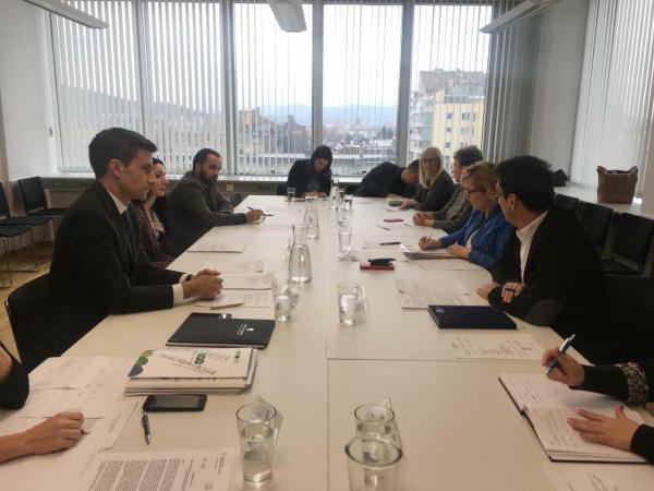 Varuh Svetina nagovarja članice in člane Sveta.