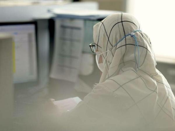 Gospodična s hidžabom pred računalnikom