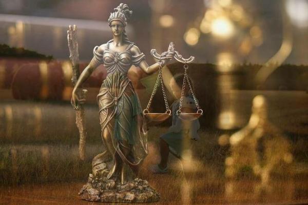 Sodišče zaslišalo otroka na glavni obravnavi ter dopustilo sklenitev sodne poravnave med staršema pred zaključkom zagovorništva