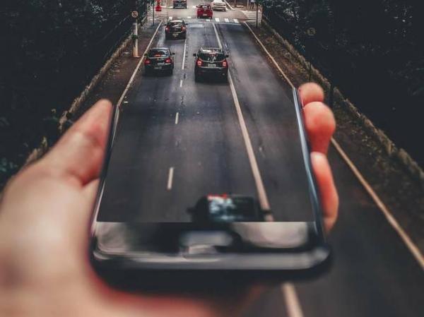 Telefon v roki, ki sledi prometu na cestah