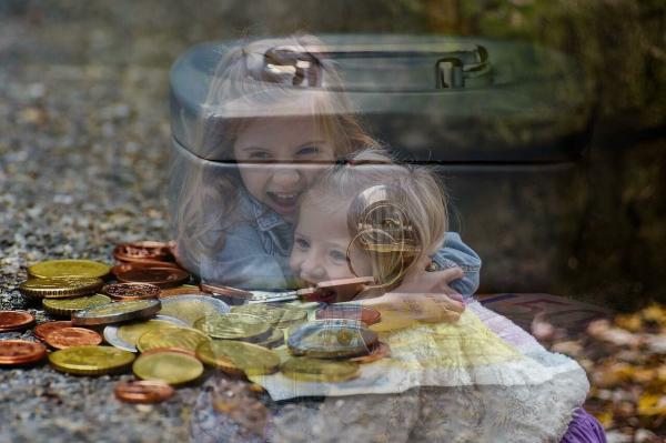 Dvojna slika deklic, ki se objemata in denarja (AI)