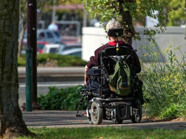 Namestnica varuha v državnem zboru znova opozorila na pomanjkljivosti pri odločanju o pravici do osebne asistence