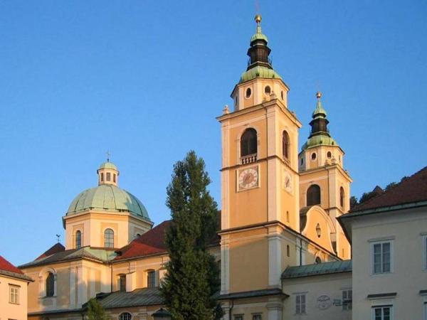 Skrunitev verskih objektov je poseg v človekove pravice