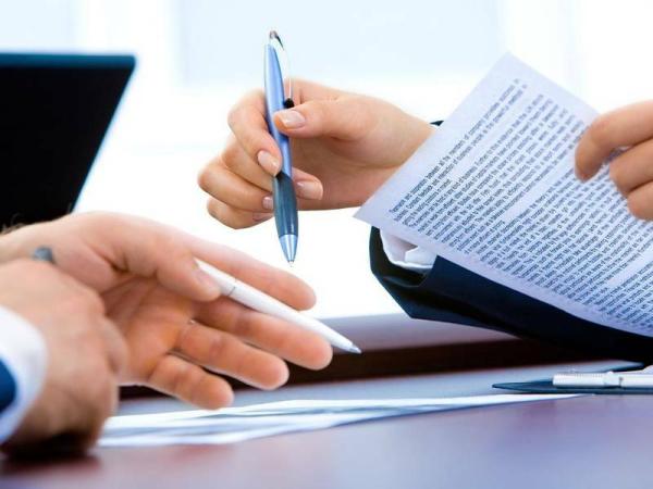 Uradnika razpravljata - vidne samo roke