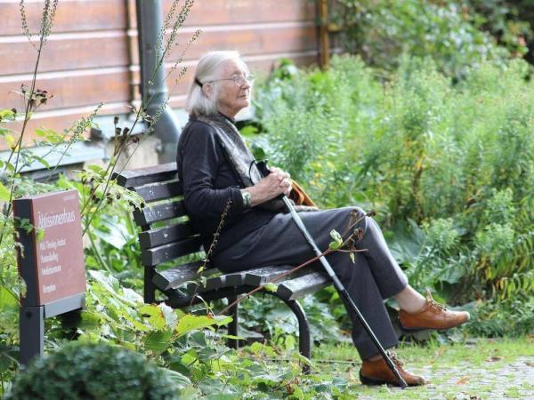 Izzivi obvladovanja demence v domovih za starejše kljub opozorilom Varuha in stroke niso nič manjši