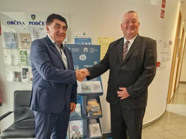 Namestnik varuha na poslovanju v Podčetrtku z županom odprl 115. Varuhov kotiček