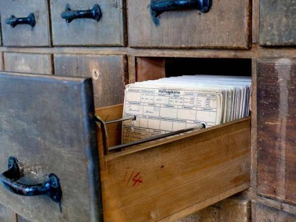 Stari predal z dokumenti