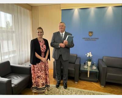Deputy Ombudsmen Ivan Šelih and Dr. Dijana Možina Zupanc before handing over the report to Mag. Urška Klakočar Zupančič, Photo: VČP.jpg