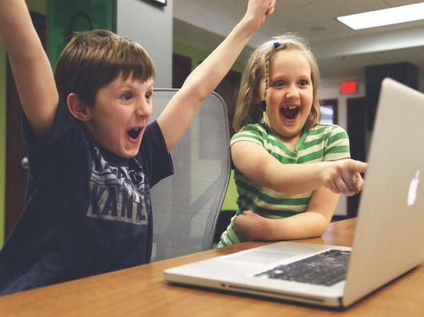 Otroka pred zaslonom navijata