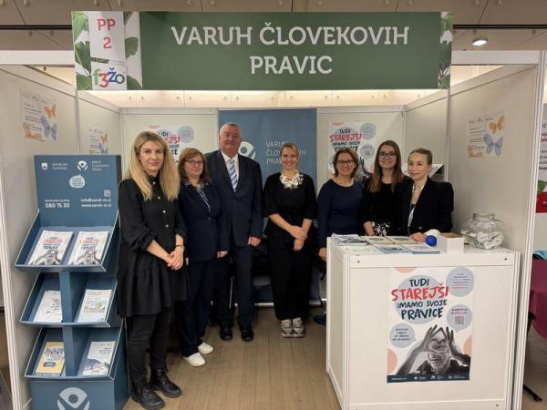 Stojnica Varuha na festivalu za tretje življenjsko obdobje in zaposleni pri Varuhu