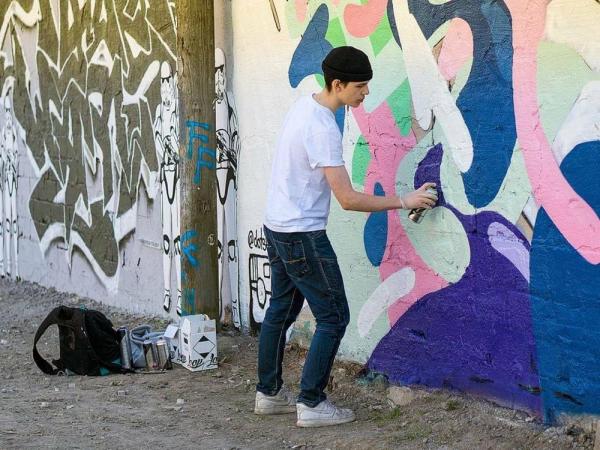 Namestnik varuha nagovoril udeležence posveta Mladi in kriminal