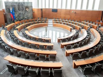 Letno poročilo Varuha za leto 2024 razkriva sistemske zastoje in nujnost ukrepanja države