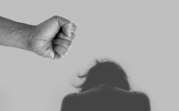 Pest nad žensko ponazarja nasilje nad njo.