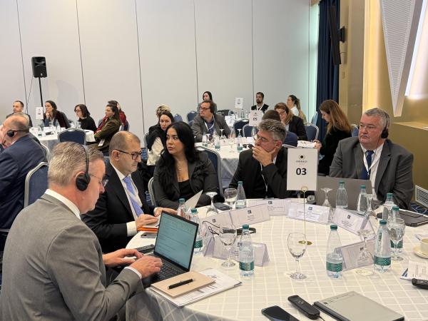 Omizje, ob katerem sedi namestnik Šelih