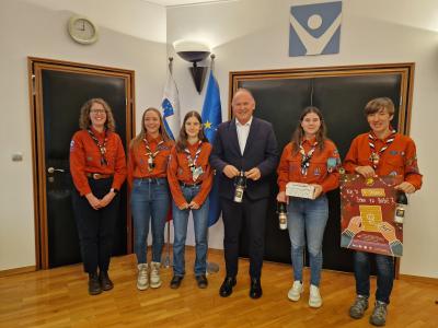 Slovenski skavtinje in skavti letos z razmisleki o odnosih Varuhu znova prinesli Luč miru iz Betlehema